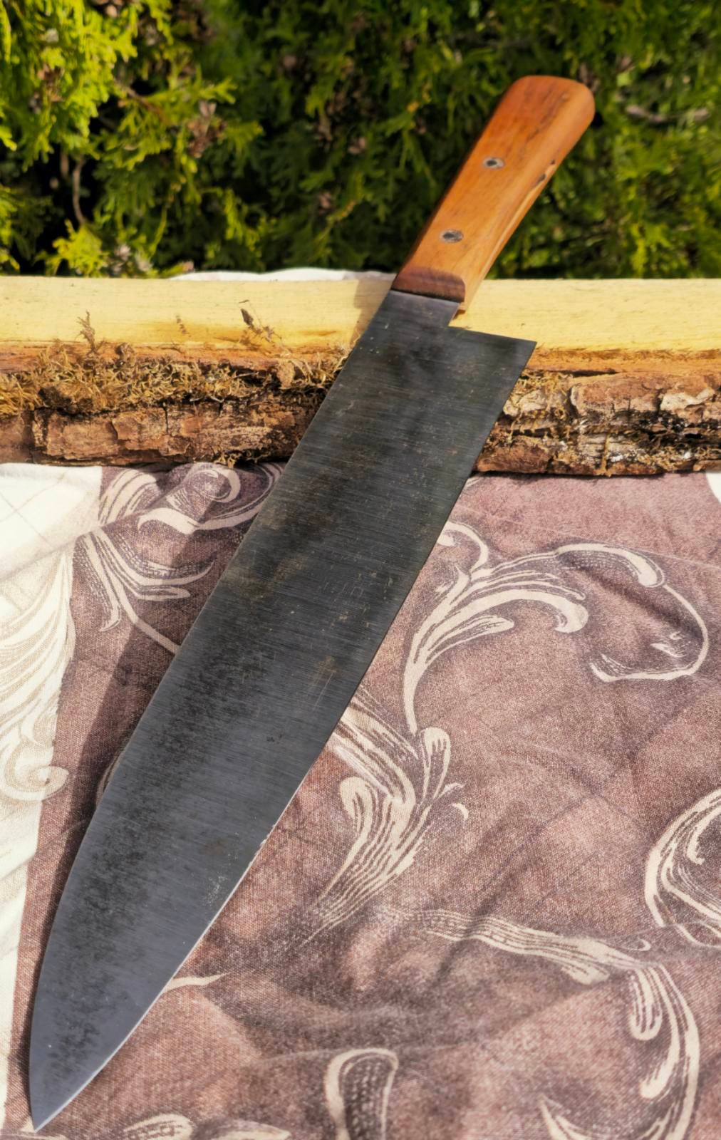 Virtuvinis peilis su natūralaus medžio rankena – klasika, kuria pasitiki ranka