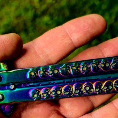 Unikalus lenktinis peilis – ryškus dizainas ir patikima konstrukcija