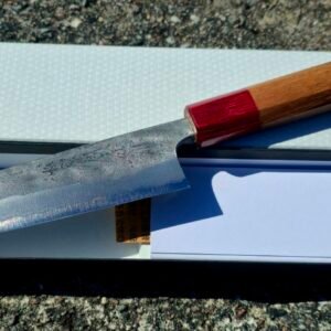 Japoniškas peilis, vertas vietos šalia močiutės kočėlo virtuvėje