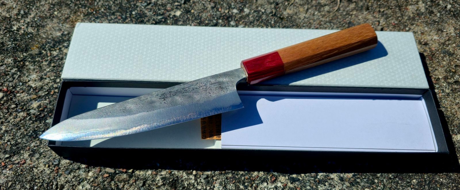 Japoniškas peilis, vertas vietos šalia močiutės kočėlo virtuvėje