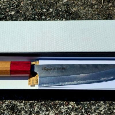 Japoniškas peilis, vertas vietos šalia močiutės kočėlo virtuvėje