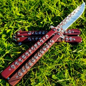 Balio peilis (butterfly knife) su kaukolių motyvu – drąsus dizainas rankose