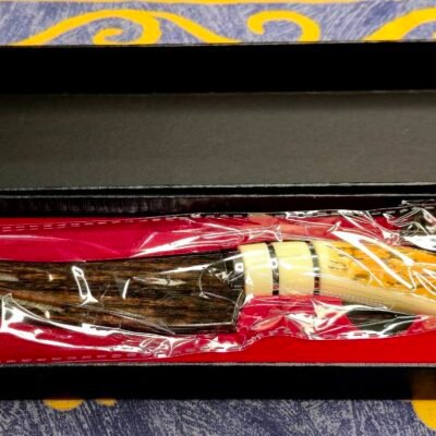 Kompaktiškas stilingas peiliukas su ragų imitacijos rankena – patikimas ir išskirtinis pasirinkimas