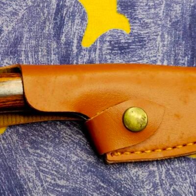 Tvirtas peilis su damasko rašto geležte ir elegantiška medžio rankena