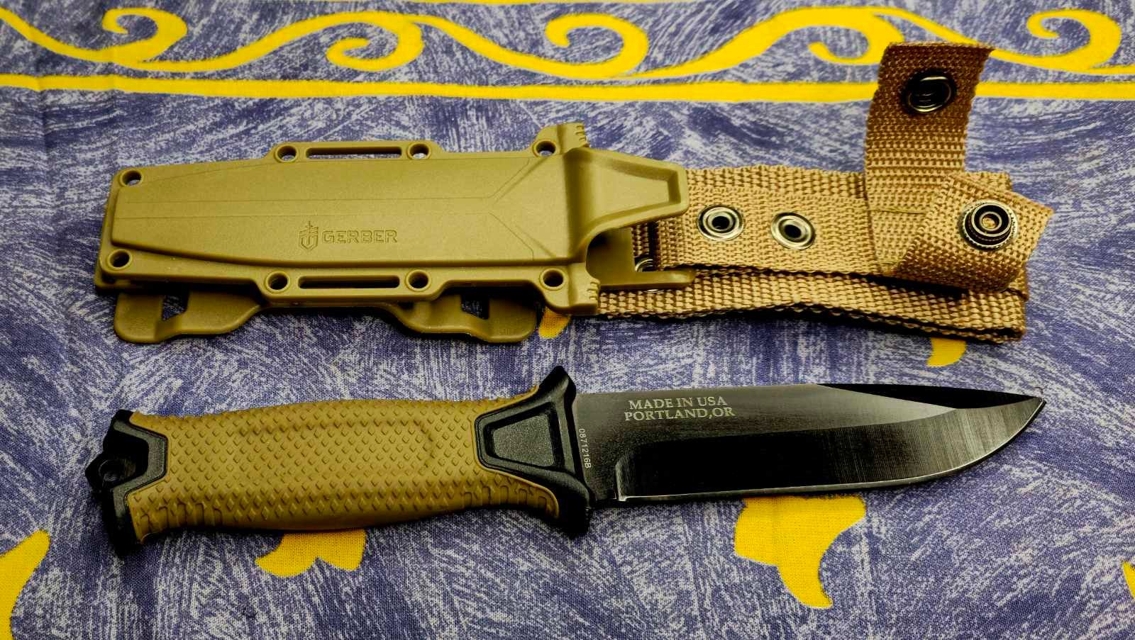 Tvirtas lauko ir išgyvenimo peilis su gumuota rankena ir daugiafunkciu dėklu