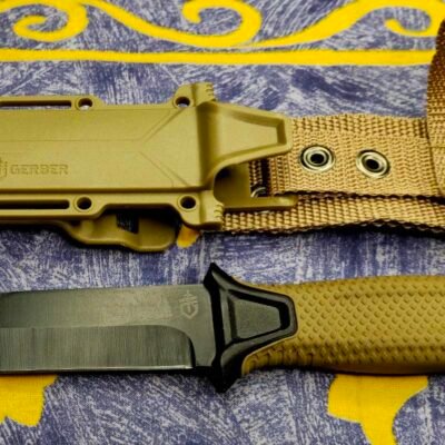 Tvirtas lauko ir išgyvenimo peilis su gumuota rankena ir daugiafunkciu dėklu