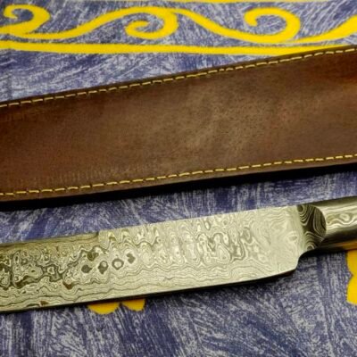 Stambus anglinio damasko plieno peilis su elnio rago rankena ir išraiškingu odiniu dėklu