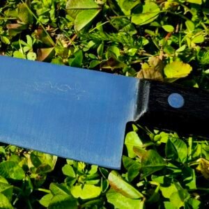 Restauruotas japoniškas šefų peilis su simboliniu žymeniu – aštrumo ir meistrystės įrankis