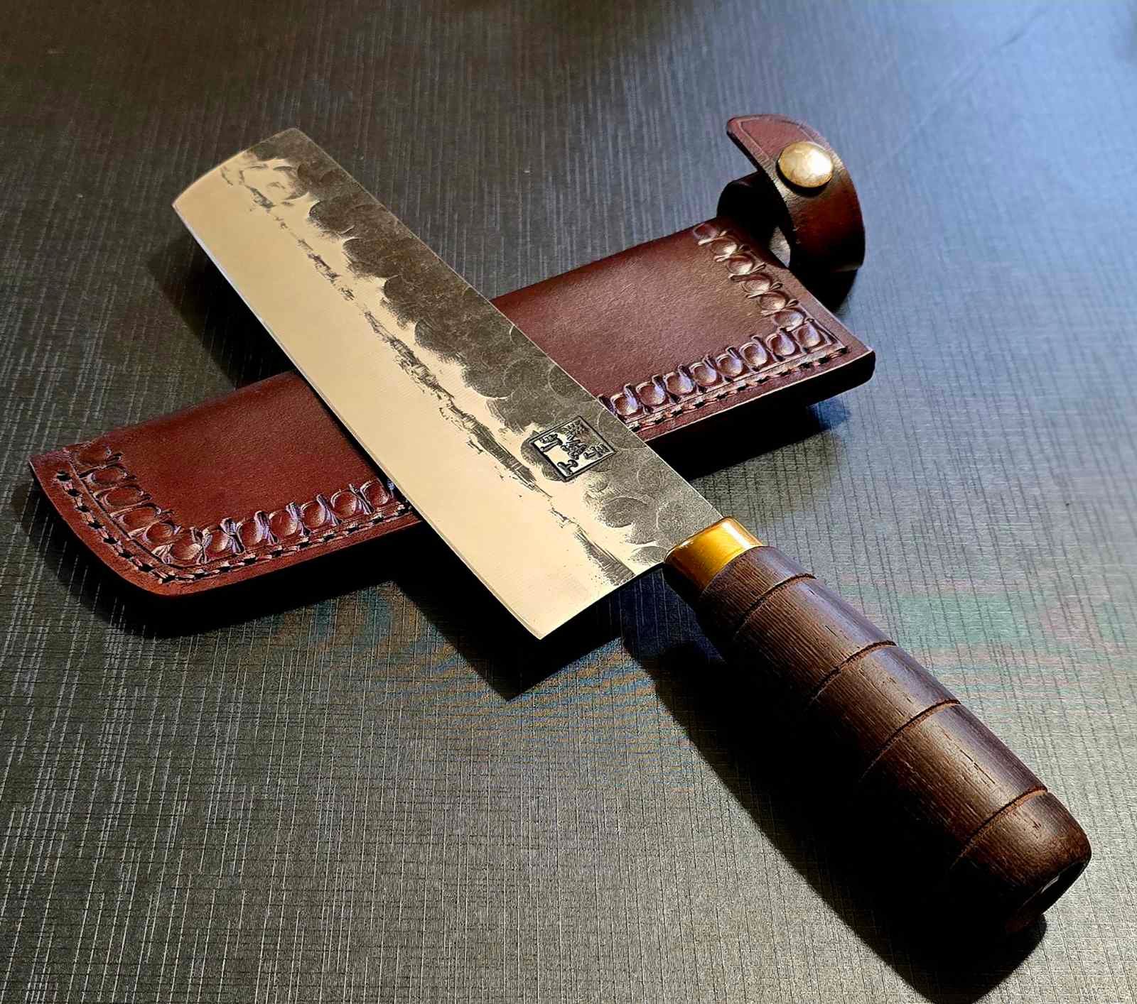 Kaltas „nakiri“ daržovių peilis su vienetiniu dėklu
