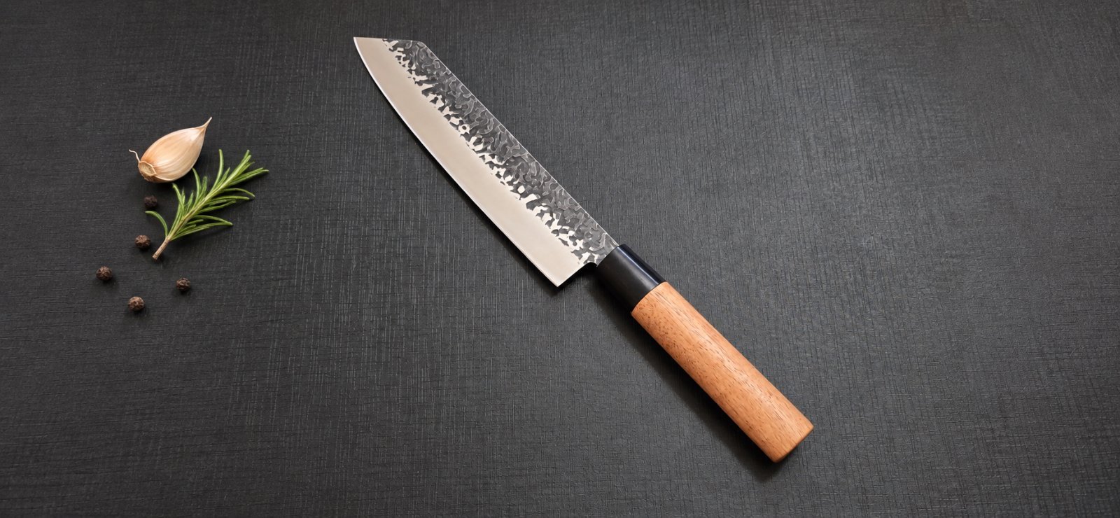 Kiritsuke su kaltine faktūra ir raudonmedžio rankena
