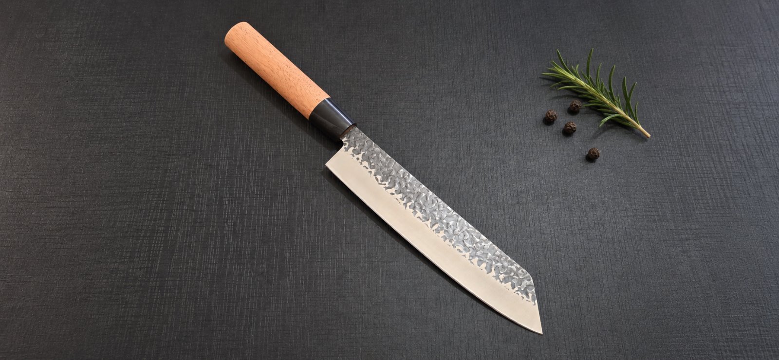 Kiritsuke su kaltine faktūra ir raudonmedžio rankena